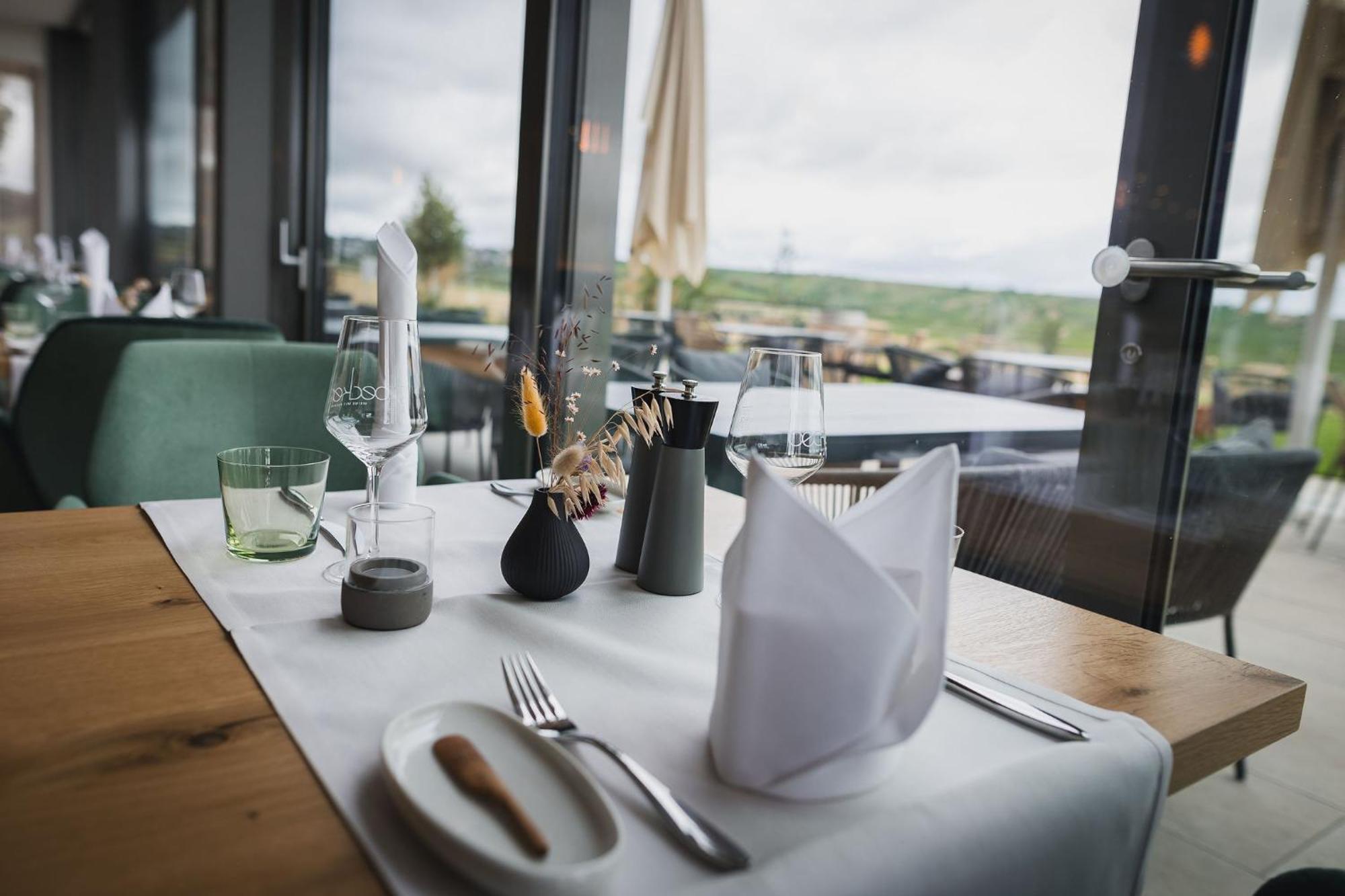 Weinzuhause Hotel-Restaurant-Vinothek Mommenheim ภายนอก รูปภาพ